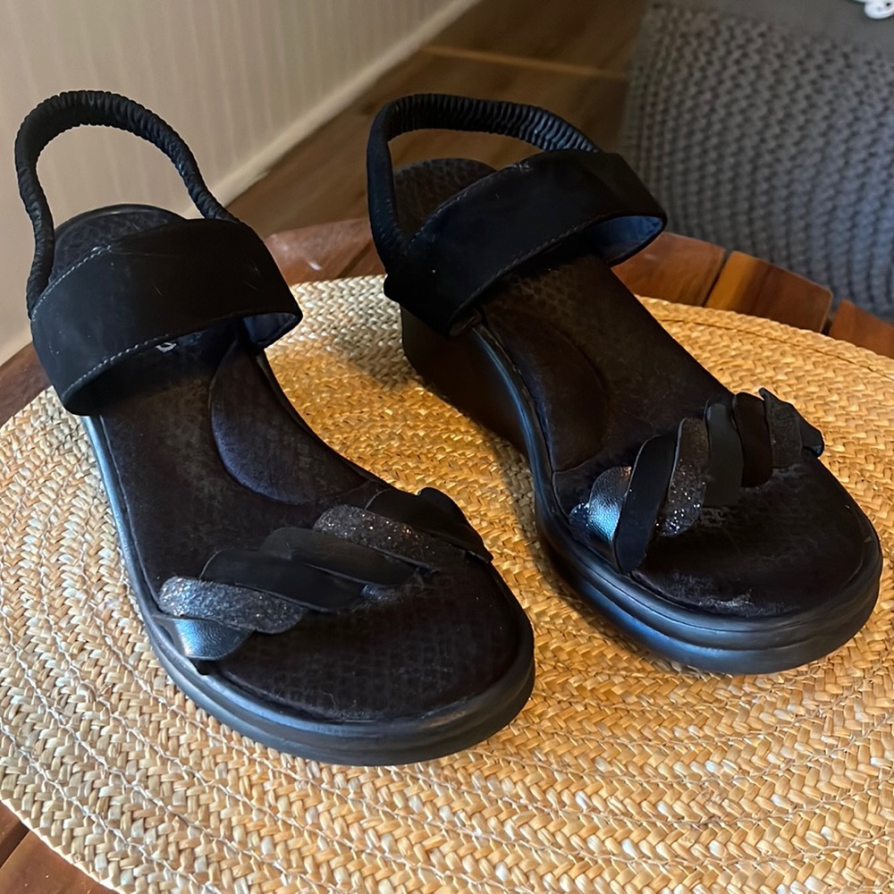Black sandals!